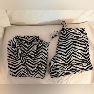 Tahari Black and White Zebra Print 2 Piece Sleepwear
Size: small